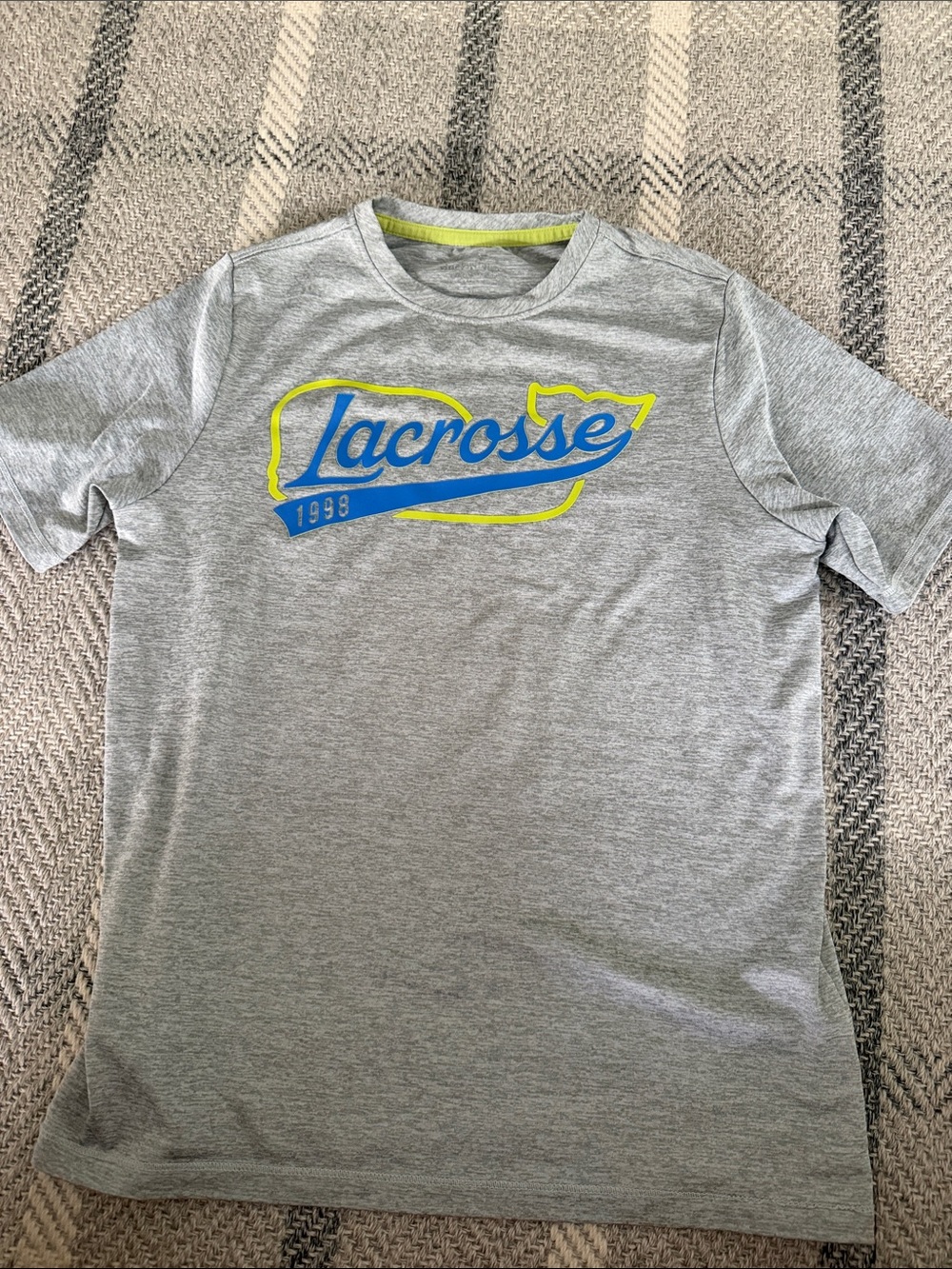 Vineyard vines boys performance  Lacrosse Gray t-shirt size medium 12-14